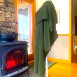 Elegant Cashmere Green Sweater Wrap